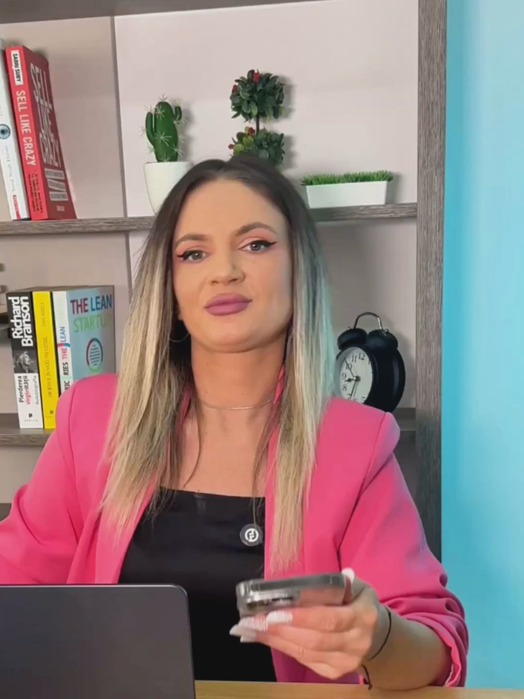 Încarcă clipul video: 